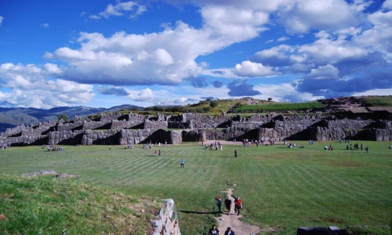 Esculturas zoomorfas talladas en afloramientos rocosos dentro del Parque Arqueológico de Sacsayhuaman-Cuzco