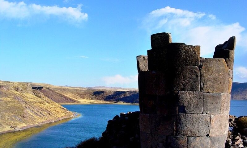 Restauran complejo arqueológico de Sillustani, Puno, Perú