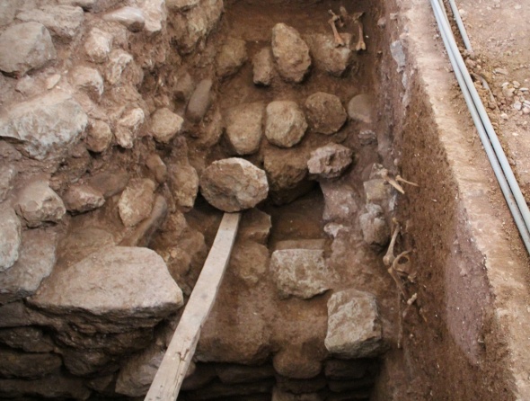 Hallan estructura prehispánica con osamentas humanas en templo de Cusco