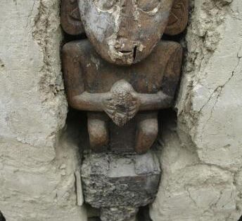 estatuilla de madera chan chan
