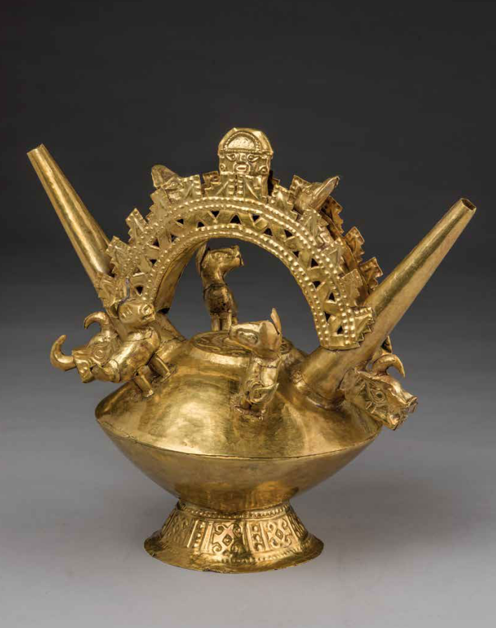 Botella de doble pico y asa puente de oro. Cultura lambayeque. Museo de Oro del Perú, Armas del Mundo, Fundación Miguel Mujica Gallo, Lima. / Golden bottle with double spout and bridge. Lambayeque culture. Museo de Oro del Perú – Armas del Mundo, Fundación Miguel Mujica Gallo, Lima.