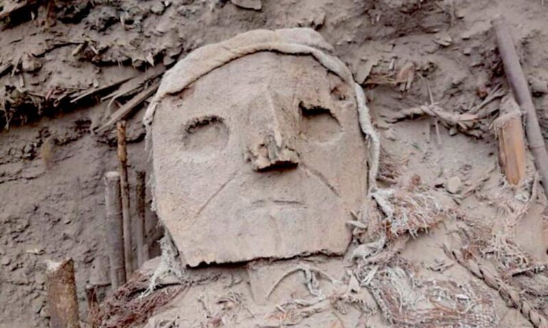 Arqueólogos descubren en Pachacámac 73 momias Huari con máscaras de madera