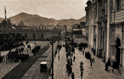 Foto: Hiram Bingham. Preparativos previos. En la fotografía se distinguen la banda y la escolta militares, así como una alfombra de flores y hojas verdes.