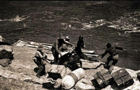 Foto: Hiram Bingham. Problemas logísticos. Nuestros problemas de transporte no terminaron con la llegada de la balsa, pues las mulas se resistían con denuedo a saltar desde las rocas a la corriente, honda y rápida.