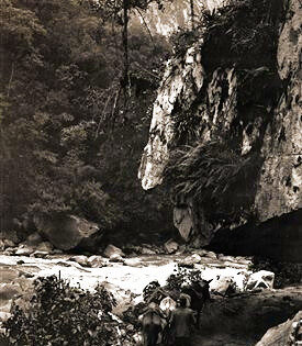 Foto: Hiram Bingham. Abriendo camino. El contorno de Machu Picchu destaca por lo agreste y por la belleza indescriptible del paisaje. La ciudad se encarama al borde de los precipicios que se aprecian al fondo de esta imagen. El camino lo abrió hace unos años el Estado peruano con un elevado gasto económico. Los primeros exploradores, obligados a evitar esta zona del valle del Urubamba por falta de vías, desconocían el emplazamiento de Machu Picchu.