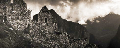Foto: Hiram Bingham. Un enclave inexpugnable. Las defensas de Machu Picchu constaban de dos murallas y un foso seco transversal a la cresta, de precipicio a precipicio.