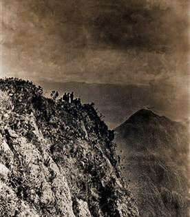 Foto: Hiram Bingham. Puestos de vigilancia. En la mismísima cima de uno de los precipicios más impresionantes los incas construyeron una atalaya desde donde podían advertir enseguida a la ciudad, situada más abajo, si se aproximaba un enemigo.