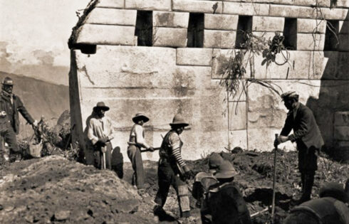 Foto: Hiram Bingham Inicio de las labores de excavación en el Templo Principal de Machu Picchu. El teniente Sotomayor, a la derecha, supervisa a la brigada de indios.