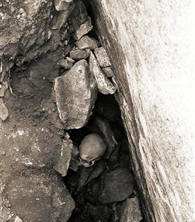 Foto: Hiram Bingham. Cuevas macabras. Ésta es la primera cueva funeraria de las descubiertas en Machu Picchu que contenía un cráneo. En total se abrieron más de 100 cuevas como ésta y se recogió gran cantidad de material esquelético.