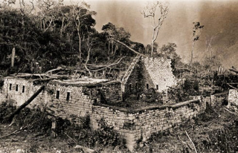 Foto: Hiram Bingham Jerarquía social En Machu Picchu moraban distintos clanes o grupos familiares. Cada uno de ellos contaba con entre seis y diez viviendas. En la foto, una cantería particularmente ingeniosa. Contiguo a la torre semicircular se alza un muro ornamental levantado con sillares de granito blanco, especialmente escogidos por su hermoso grano.