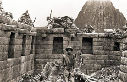 Foto: Hiram Bingham. Estética inca. Muro ornamental levantado con sillares de granito blanco, especialmente escogidos por su hermoso grano. El interior del muro se adornó con una serie de nichos simétricos.