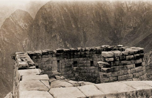 Foto: Hiram Bingham. Pequeños detalles. La esquina del Grupo de la Princesa donde el muro ornamental se une con la torre semicircular es uno de los puntos de mayor valor estético de la ciudad y ofrece unas vistas magníficas. La torre albergaba una piedra sagrada, hoy parcialmente destruida por el fuego.