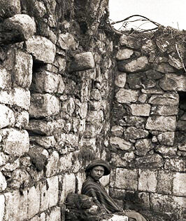 Foto: Hiram Bingham. Mobiliario lítico. No es probable que las casas contasen con excesivo mobiliario, pero en algunos casos hay plataformas de piedra que tal vez se usaban a modo de lecho, y en un número reducido de casos existen bancos de piedra en los rincones de la casa, tal y como se aprecia en esta imagen.
