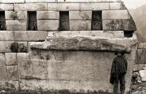 Foto: Hiram Bingham. Cara B. Cara interior de la misma piedra y nichos ornamentales de la pared oriental del Templo Principal. Con toda seguridad, el hueco de la esquina superior derecha alojaba alguna viga que sustentaba el tejado de este templo, hoy desaparecido.