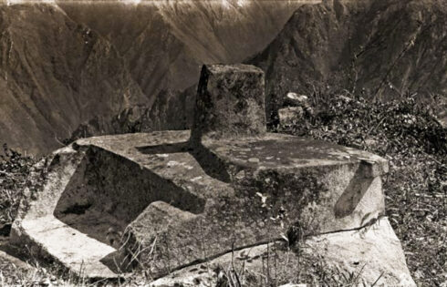 Foto: Hiram Bingham. La piedra Intiwatana, o reloj de sol. En la cima de la colina sagrada hay una piedra de curiosa talla llamada piedra Intiwatana, o reloj de sol. En quechua, la lengua de los incas, inti significa «sol» y huatana, «cuerda». También existen piedras Intiwatana en Cusco, Pisac y Ollantaytambo.