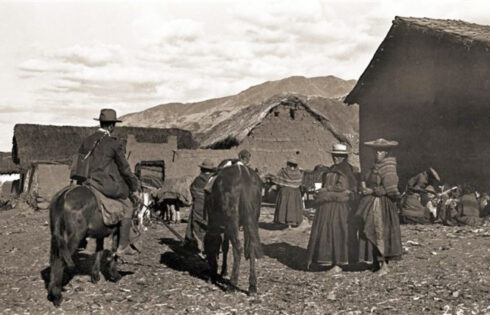 Foto: Hiram Bingham. En las carreteras del valle de Cusco. Al igual que en todas las rutas del Perú montañoso, los indios hacen un alto para tomarse una chicha, la cerveza indígena, que se adquiere a un precio de unos dos centavos el vaso grande.