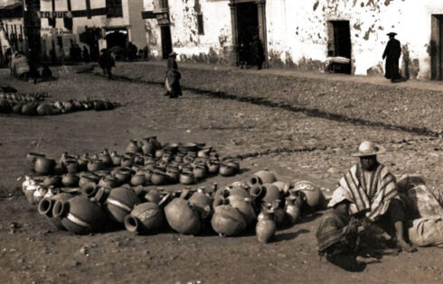 Foto: Hiram Bingham. Manufactura andina. En los mercados de Cusco y otras ciudades peruanas el precio de los cacharros fabricados por los indios de las inmediaciones suele oscilar entre cinco y 50 centavos. Se trata de cerámica de factura manual, cocida en hornos primitivos y de decoración rústica y abigarrada.