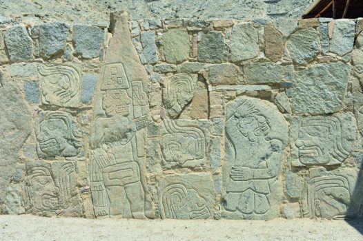Bloques de piedra con grabados en Cerro Sechín.